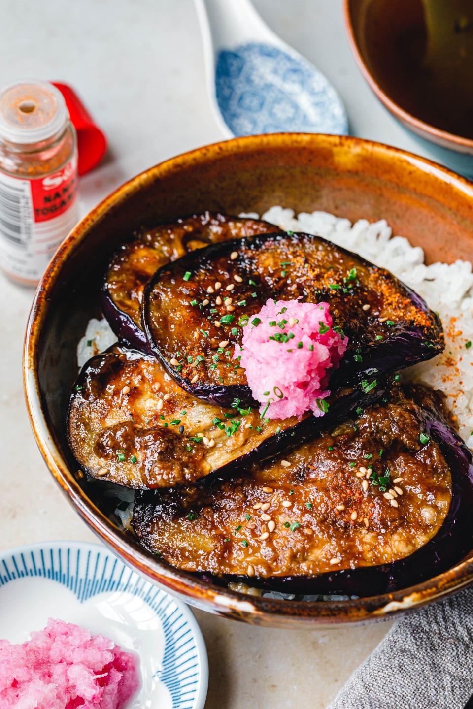 Japanisches Donburi mit geschmorter Aubergine