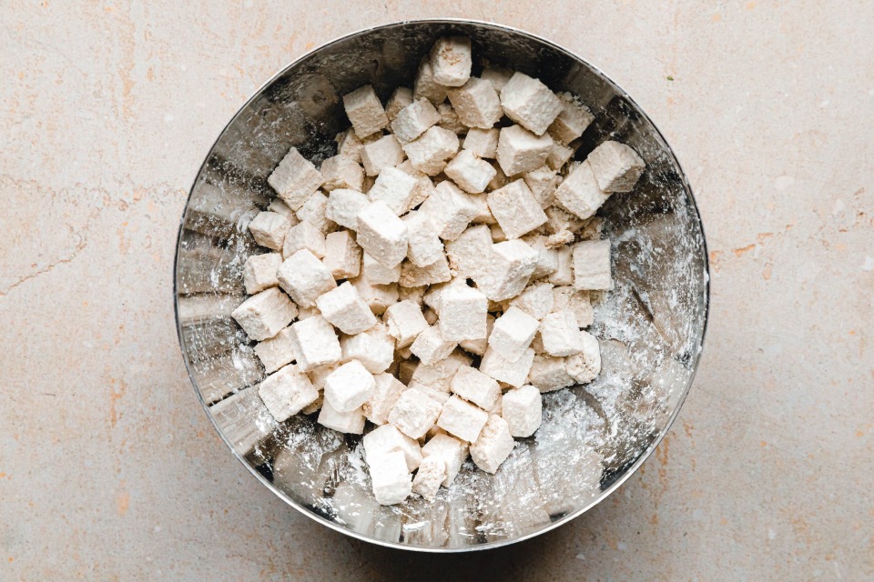 Mit Maisstärke panierter Tofu