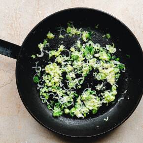 Gebratene Frühlingszwiebeln