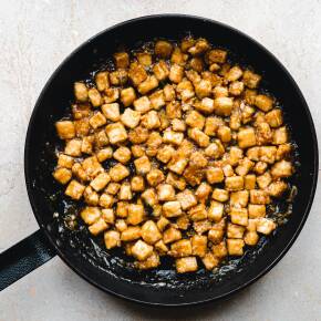 Mit Sauce abgelöschter Tofu