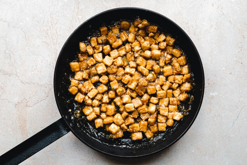 Mit Sauce abgelöschter Tofu