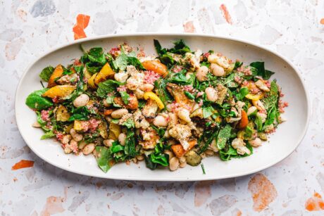 Gerösteter Gemüsesalat mit weißen Riesenbohnen