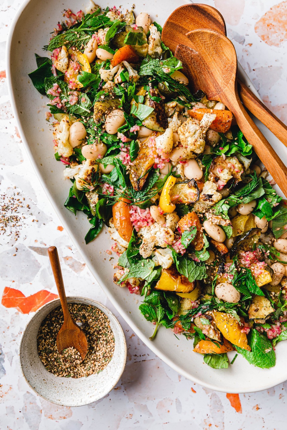 Gerösteter Gemüsesalat mit weißen Riesenbohnen