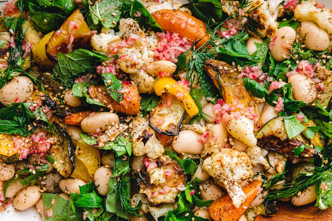 Gerösteter Gemüsesalat mit weißen Riesenbohnen