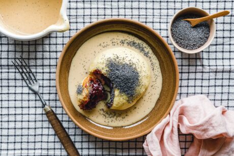 Vegane Germknödel mit Zwetschgenmus