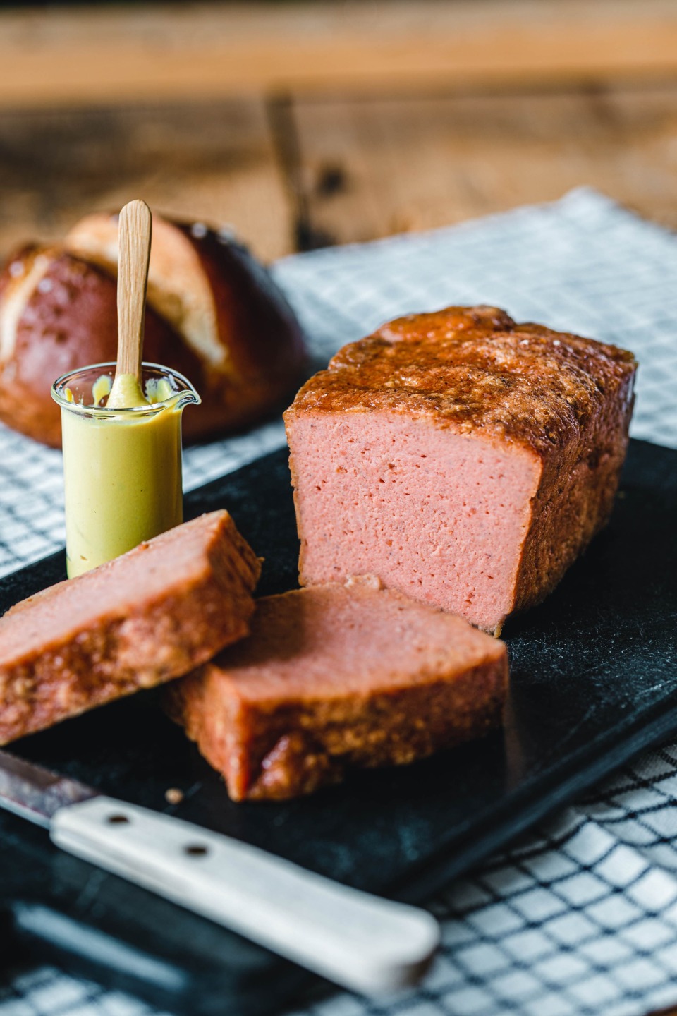 Veganer Leberkäse aus Seitan und Tofu