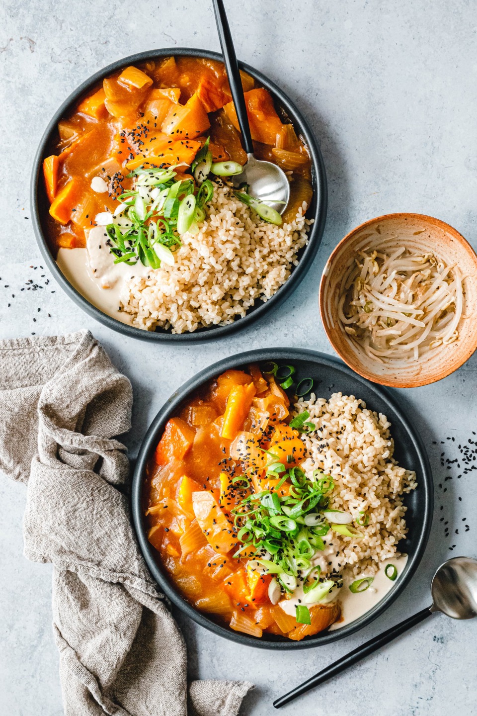 Geschmorter Kürbis mit Miso und Tahin-Knoblauch-Dressing