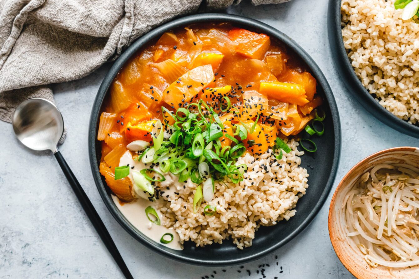 Geschmorter Kürbis mit Miso und Tahin-Knoblauch-Dressing