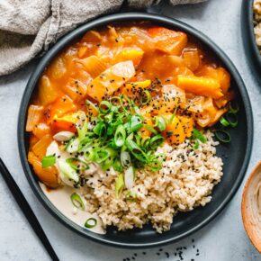 Geschmorter Kürbis mit Miso und Tahin-Knoblauch-Dressing