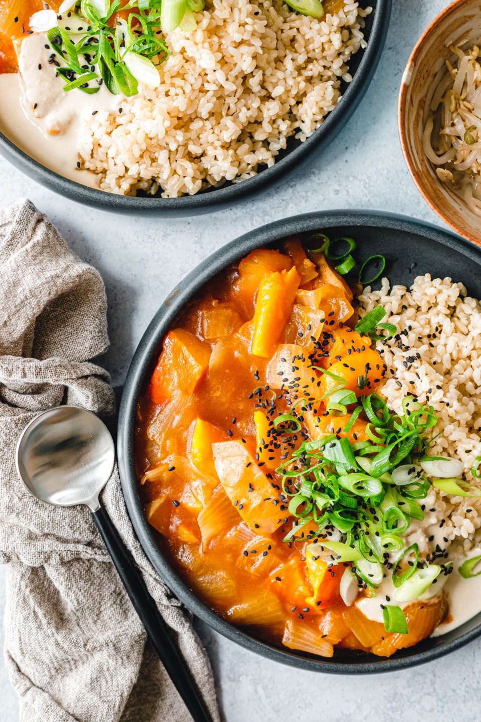Geschmorter Kürbis mit Miso und Tahin-Knoblauch-Dressing