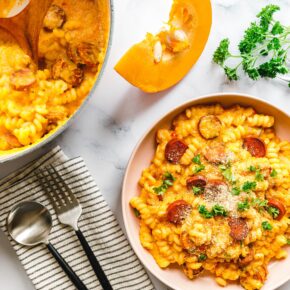 One-Pot-Kürbis-Pasta mit veganer Chorizo
