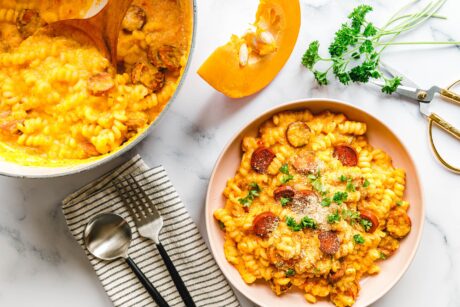 One-Pot-Kürbis-Pasta mit veganer Chorizo