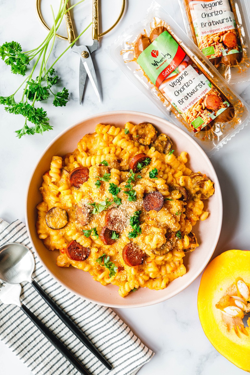 One-Pot-Kürbis-Pasta mit veganer Chorizo