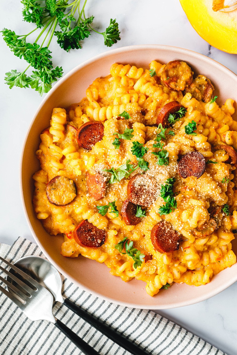 One-Pot-Kürbis-Pasta mit veganer Chorizo