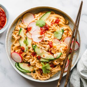 Schnelle Erdnussbutternudeln mit Sambal