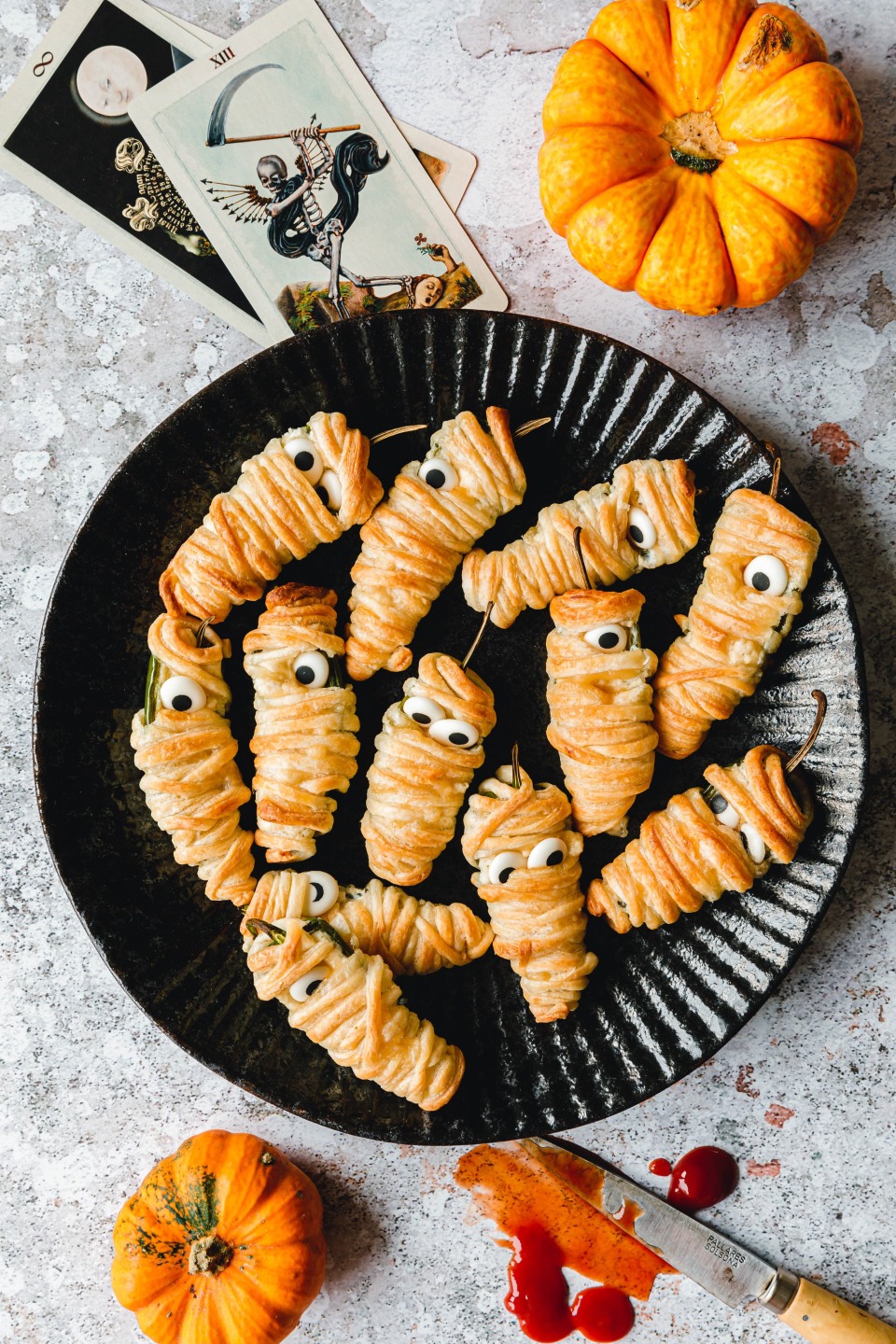 Vegane Jalapeño-Popper-Mumien mit Käsefüllung