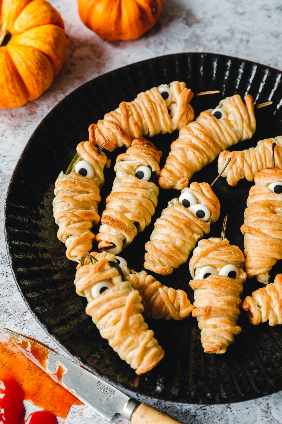 Vegane Jalapeño-Popper-Mumien mit Käsefüllung