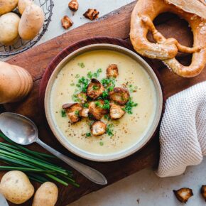 Vegane Kartoffelcremesuppe mit Brezel-Croûtons