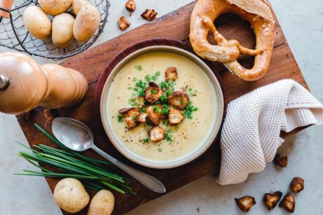 Vegane Kartoffelcremesuppe mit Brezel-Croûtons
