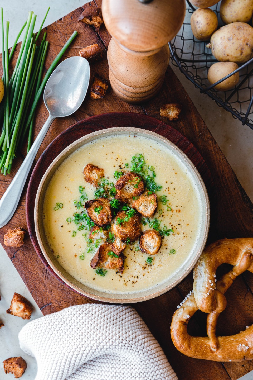 Vegane Kartoffelcremesuppe mit Brezel-Croûtons
