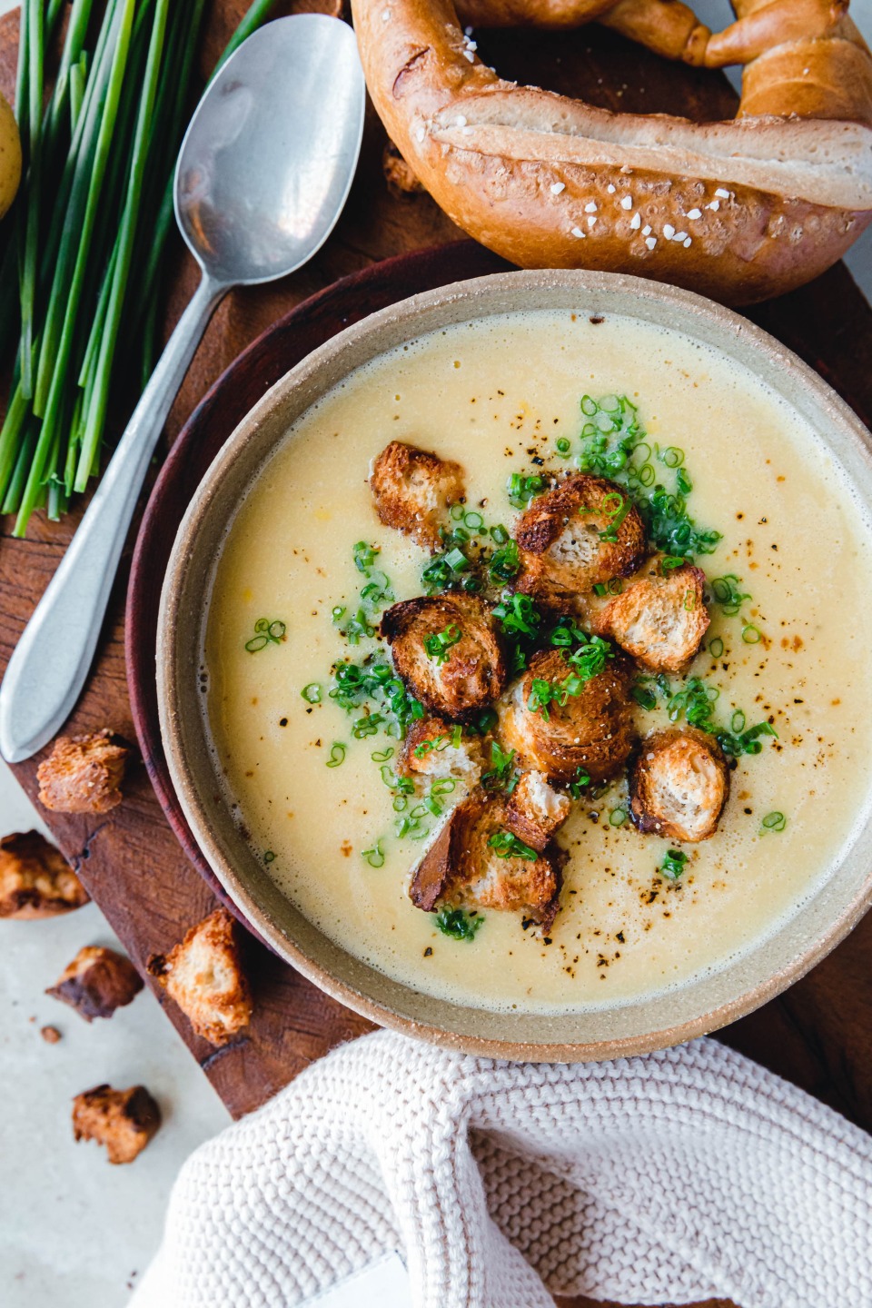 Vegane Kartoffelcremesuppe mit Brezel-Croûtons