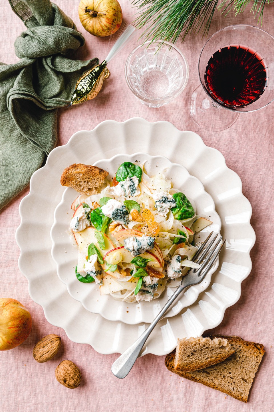 Apfel-Fenchel-Salat mit veganem Blauschimmelkäse