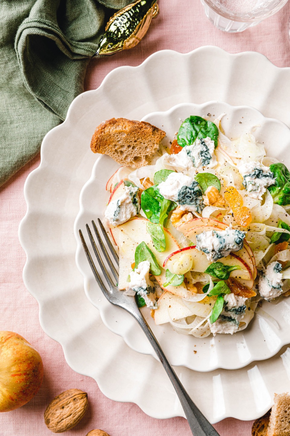 Apfel-Fenchel-Salat mit veganem Blauschimmelkäse