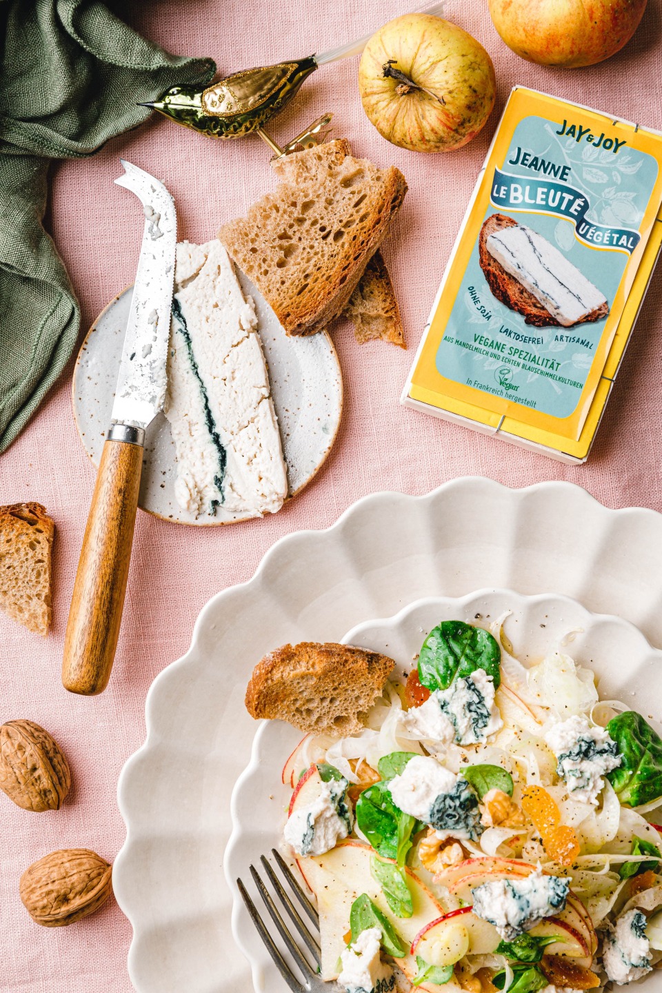 Apfel-Fenchel-Salat mit veganem Blauschimmelkäse