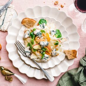 Apfel-Fenchel-Salat mit veganem Blauschimmelkäse