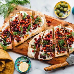 Belegte Fladenbrote mit gerösteten Harissa-Kichererbsen und Rote Bete