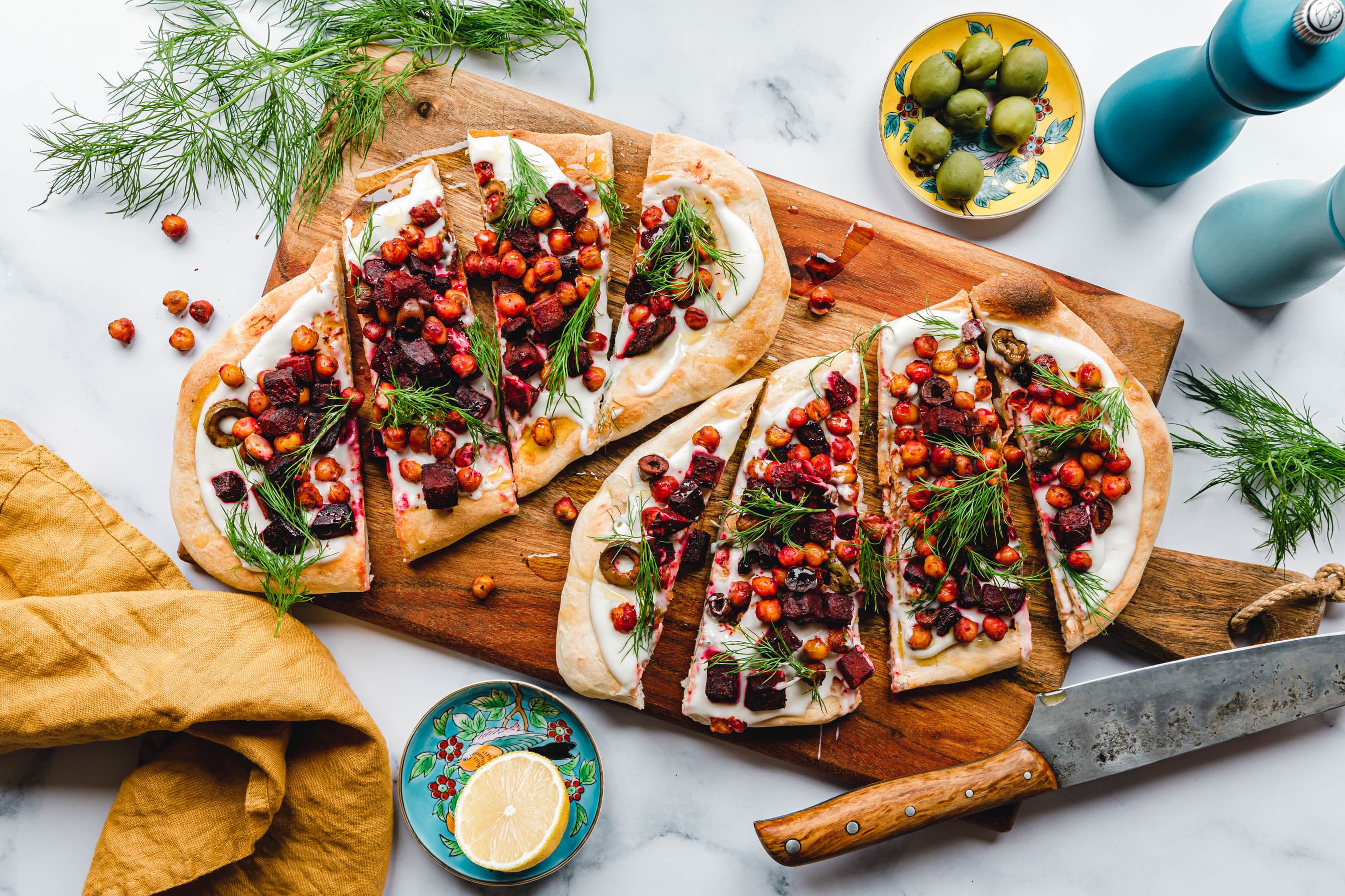 Belegte Fladenbrote mit gerösteten Harissa-Kichererbsen und Rote Bete
