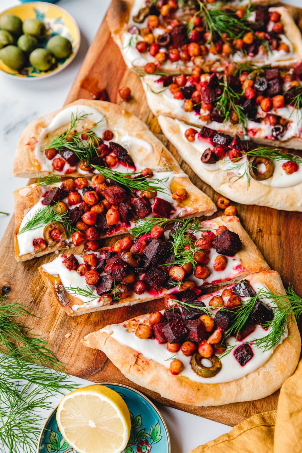 Belegte Fladenbrote mit gerösteten Harissa-Kichererbsen und Rote Bete