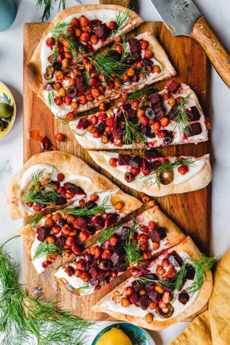 Belegte Fladenbrote mit gerösteten Harissa-Kichererbsen und Rote Bete