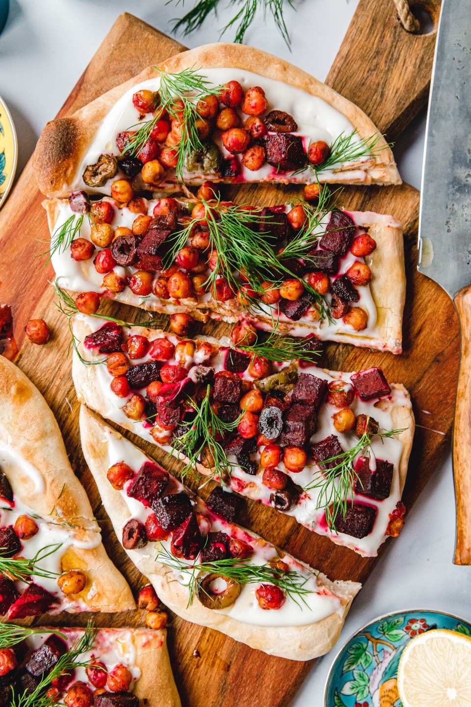 Belegte Fladenbrote mit gerösteten Harissa-Kichererbsen und Rote Bete