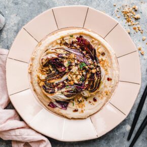 Gebratener Radicchio auf weißem Bohnenmus