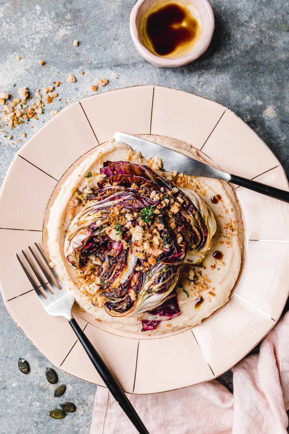 Gebratener Radicchio auf weißem Bohnenmus