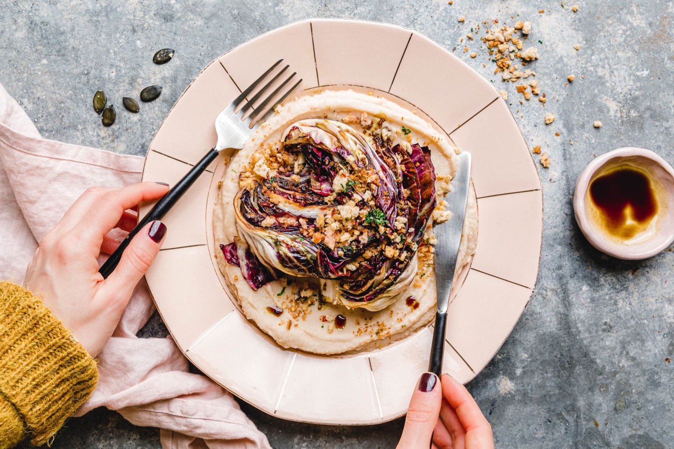 Gebratener Radicchio auf weißem Bohnenmus