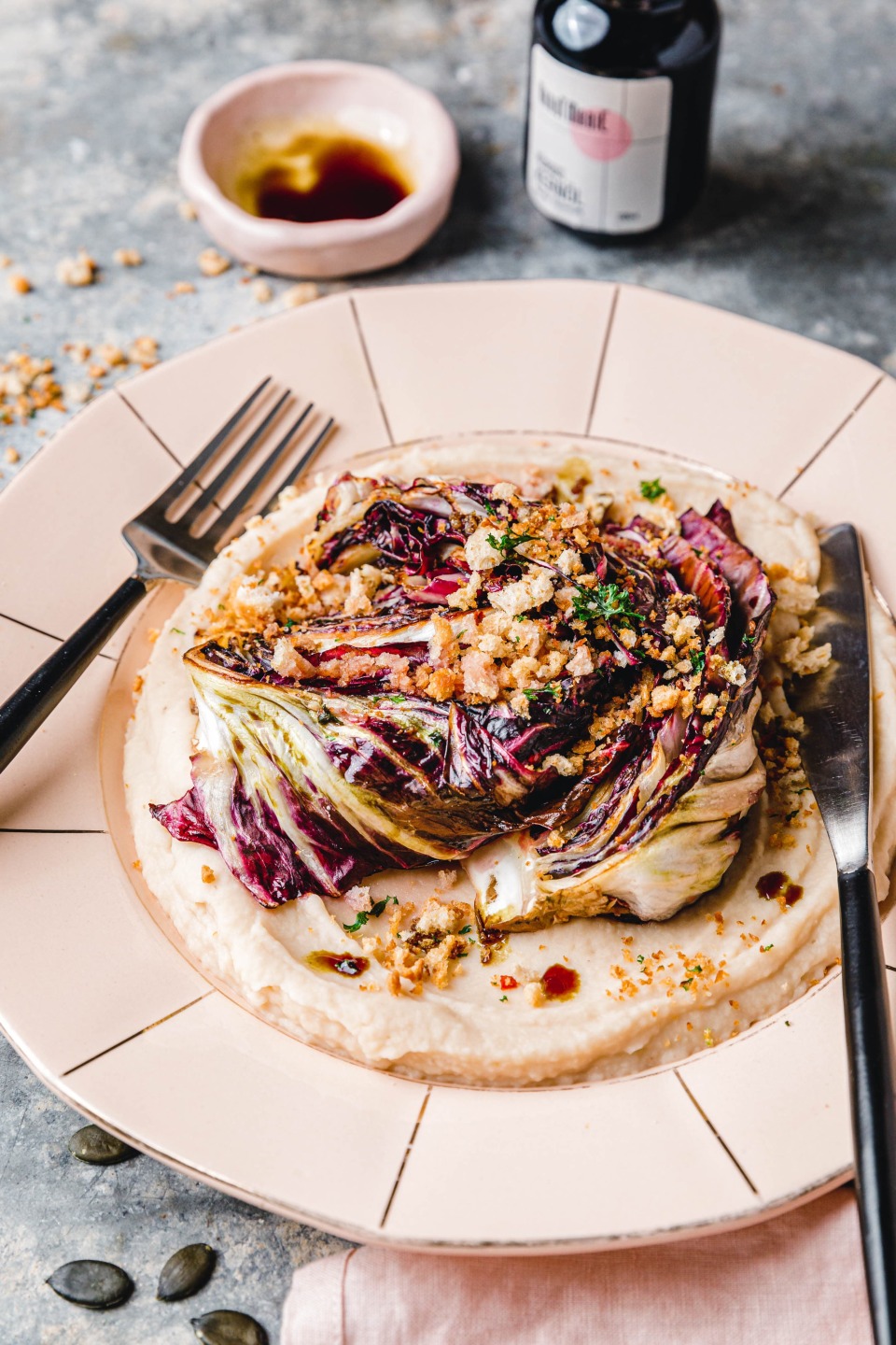 Gebratener Radicchio auf weißem Bohnenmus