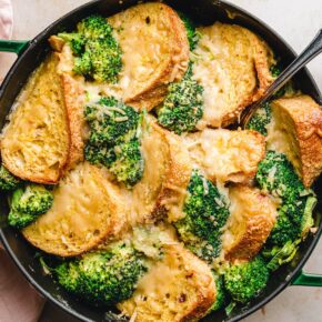 Veganer Brotauflauf mit Brokkoli & Lauch