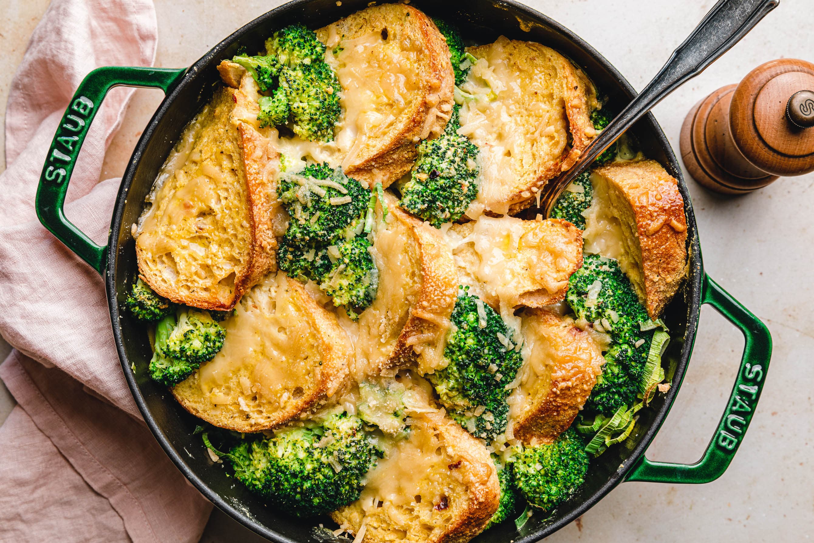 Veganer Brotauflauf mit Brokkoli & Lauch