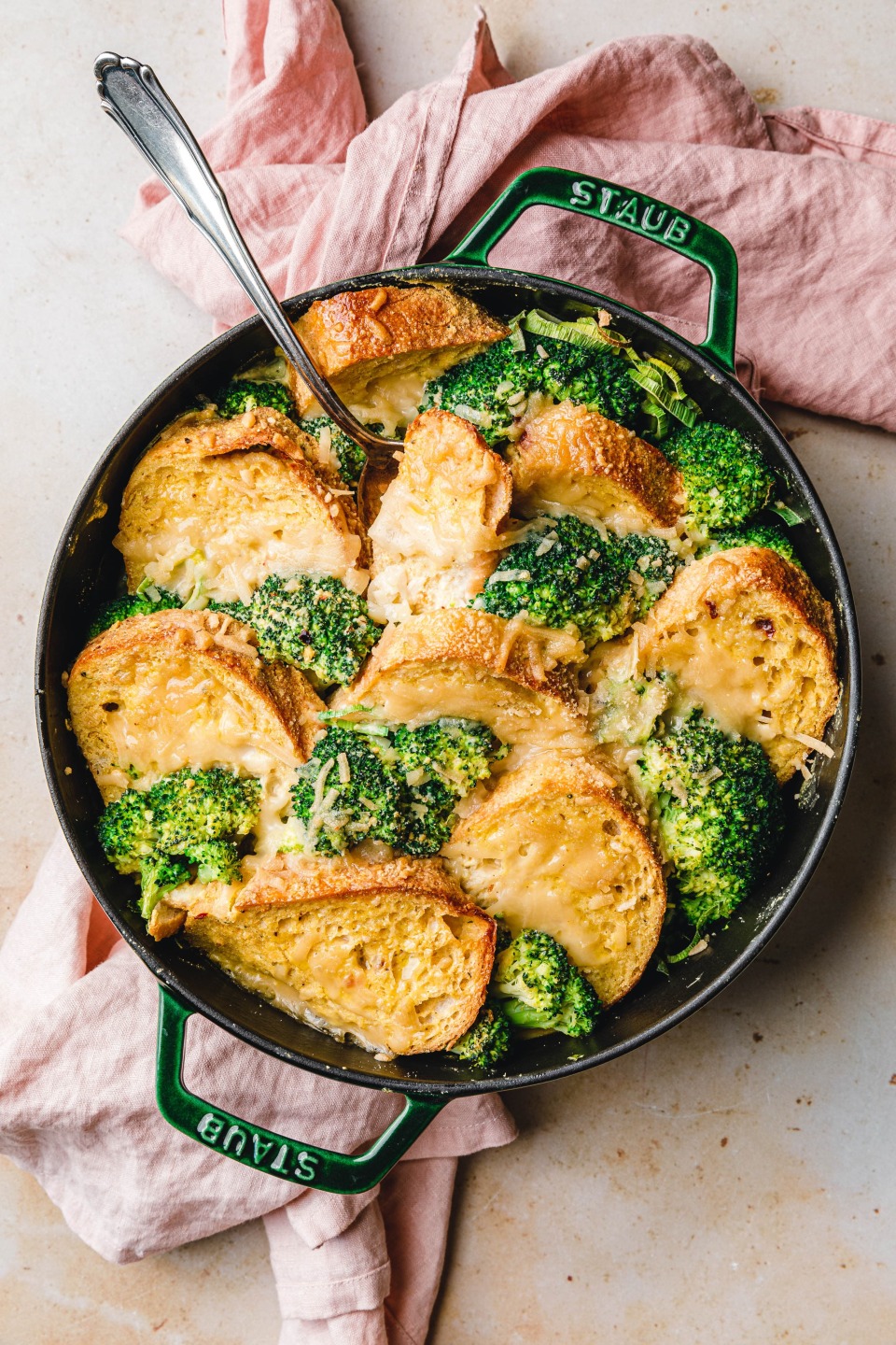Veganer Brotauflauf mit Brokkoli & Lauch