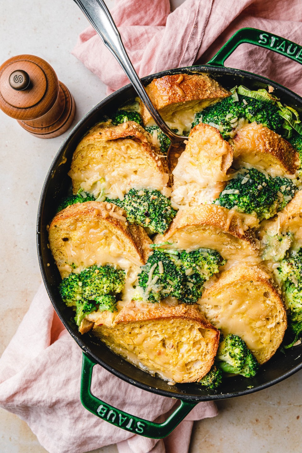 Veganer Brotauflauf mit Brokkoli & Lauch