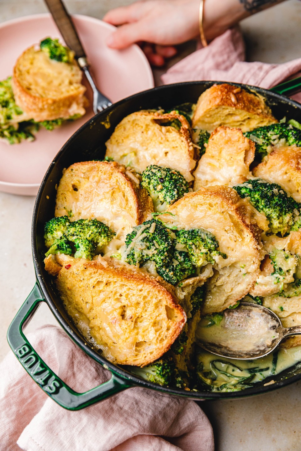 Veganer Brotauflauf mit Brokkoli & Lauch