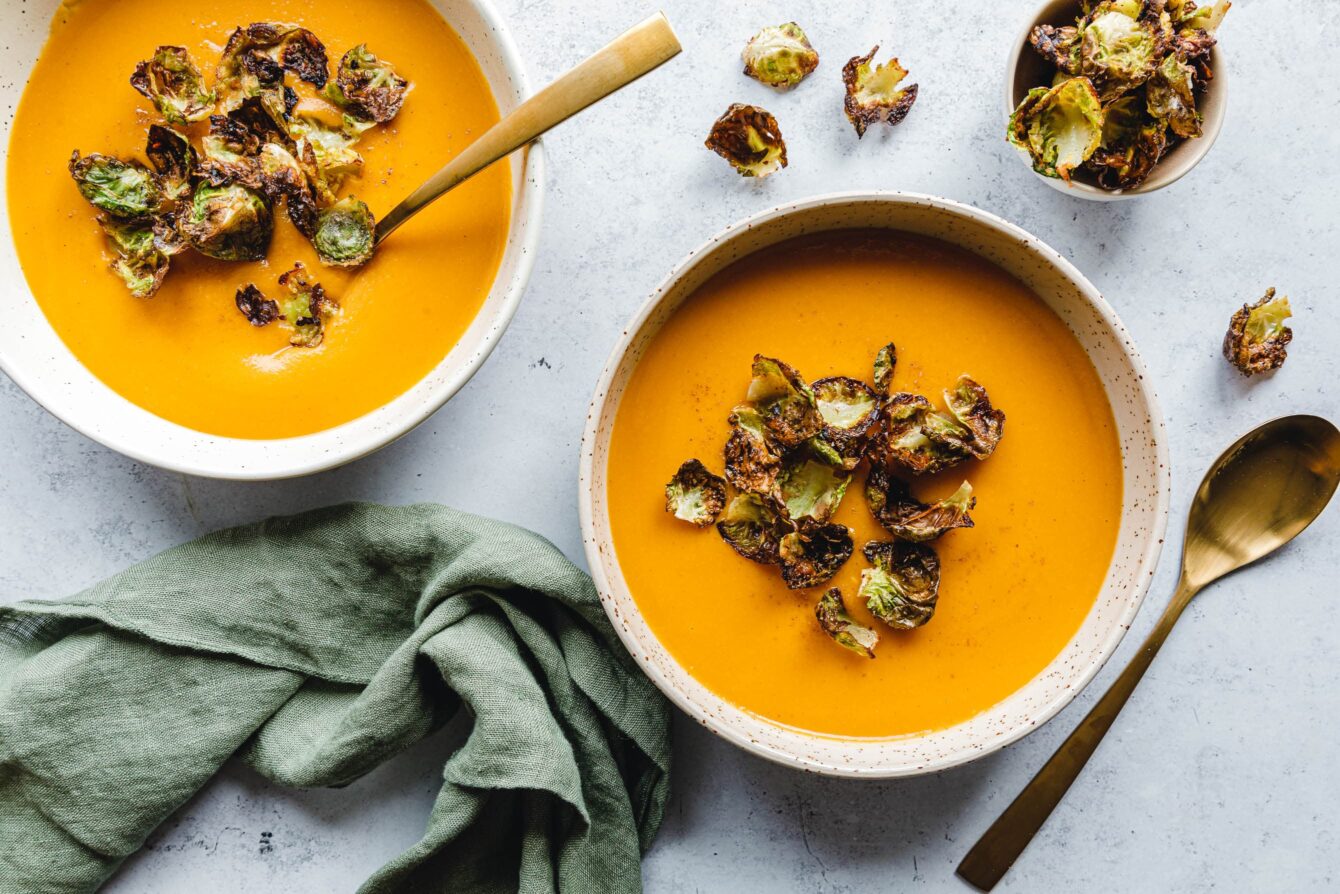 Cremige Süßkartoffelsuppe mit rauchigen Rosenkohl-Chips