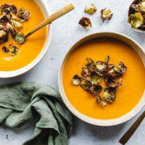 Cremige Süßkartoffelsuppe mit rauchigen Rosenkohl-Chips