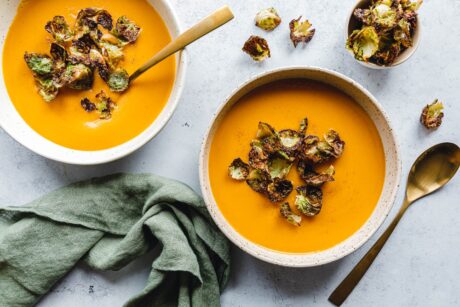 Cremige Süßkartoffelsuppe mit rauchigen Rosenkohl-Chips