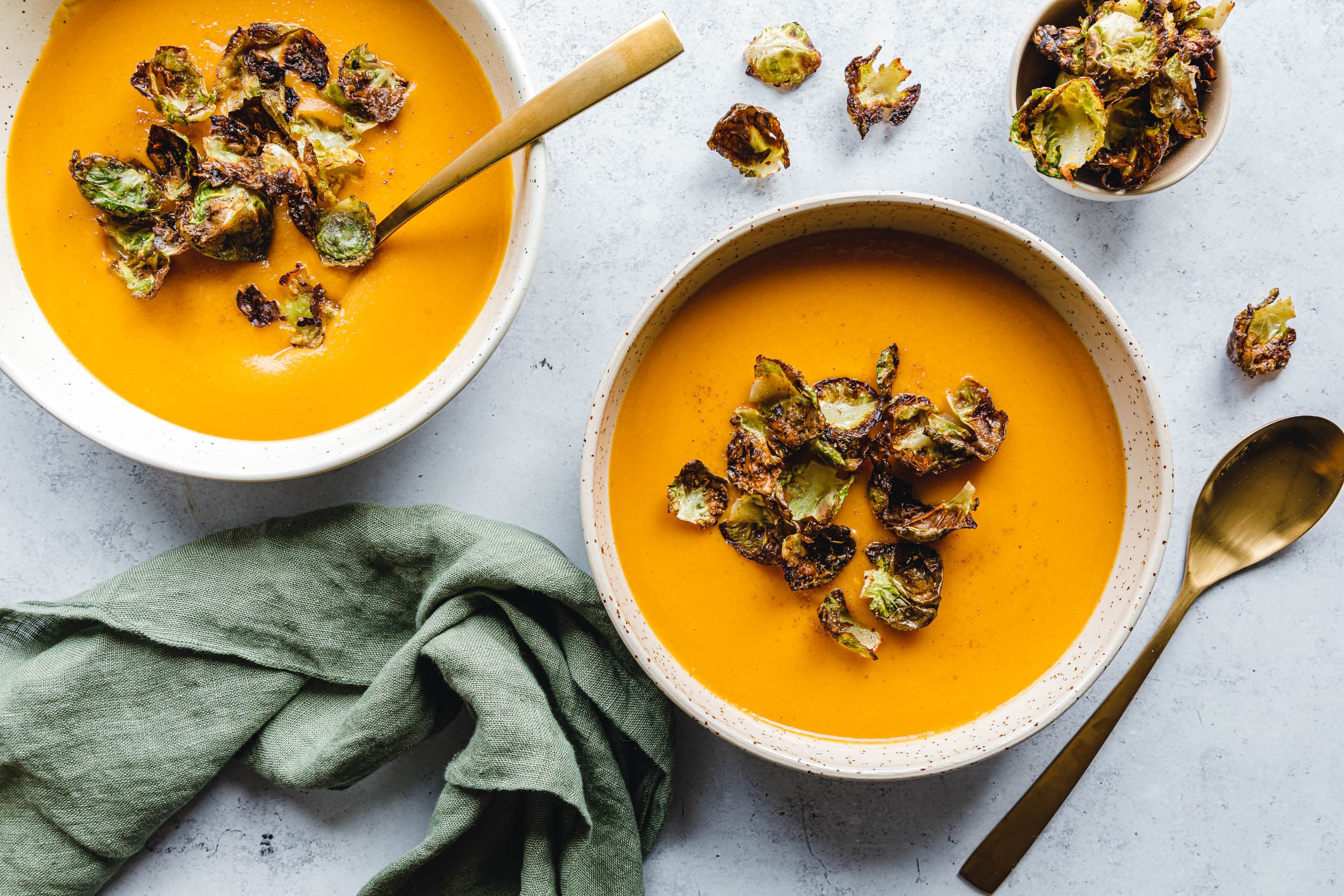 Cremige Süßkartoffelsuppe mit rauchigen Rosenkohl-Chips