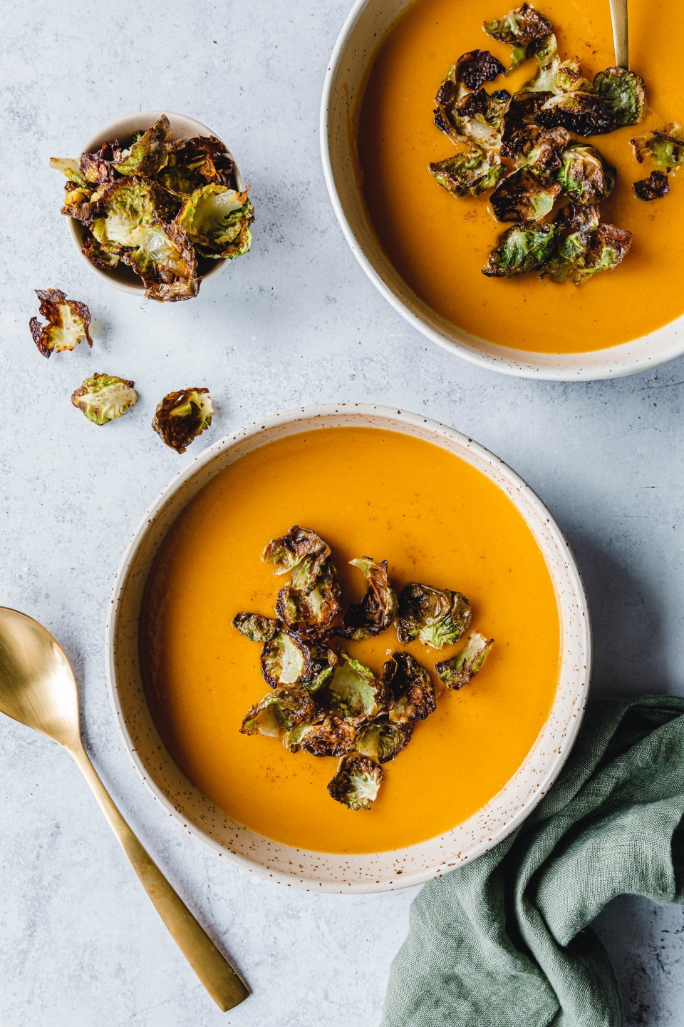 Cremige Süßkartoffelsuppe mit rauchigen Rosenkohl-Chips