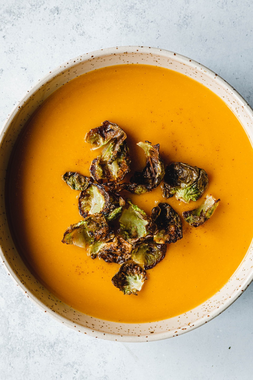 Cremige Süßkartoffelsuppe mit rauchigen Rosenkohl-Chips