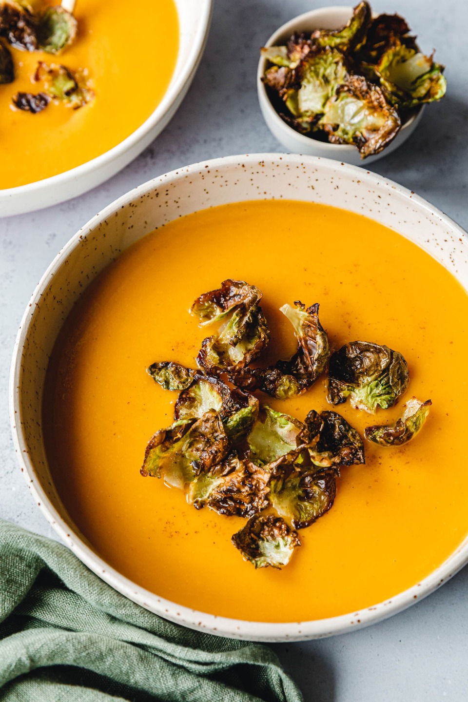 Cremige Süßkartoffelsuppe mit rauchigen Rosenkohl-Chips